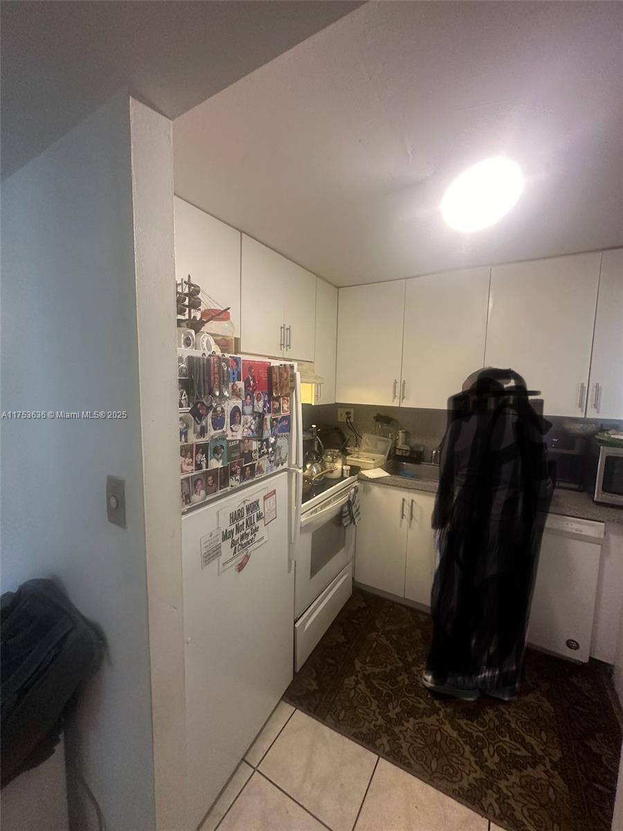 image Hampton Court Condo18