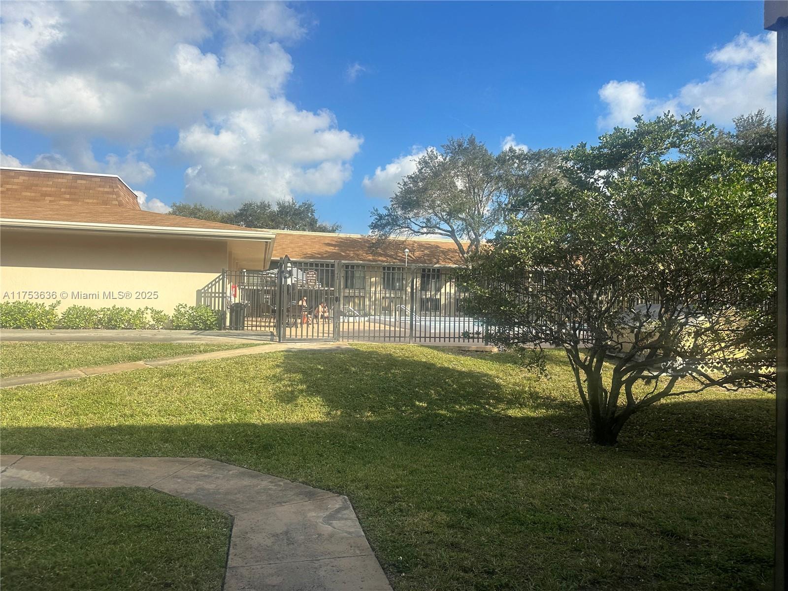 image Hampton Court Condo3