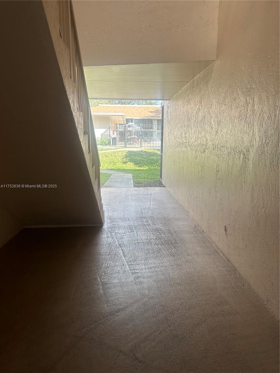 image Hampton Court Condo8