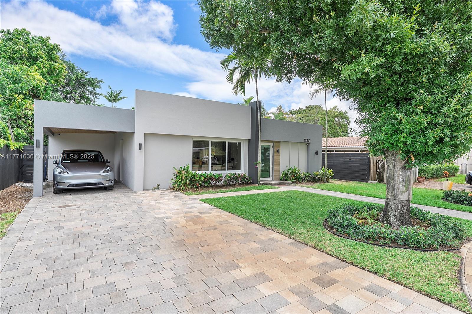1718 N Victoria Park Rd,Fort Lauderdale, FL 33305