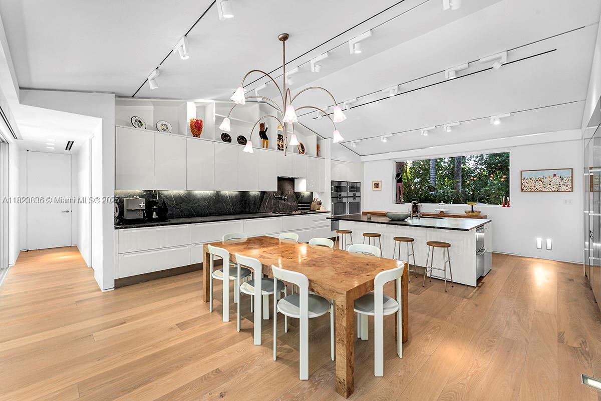 11 La Gorce Cir Miami Beach, FL 33141