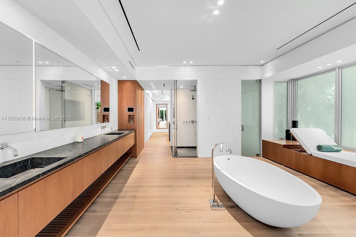 11 La Gorce Cir Miami Beach, FL 33141