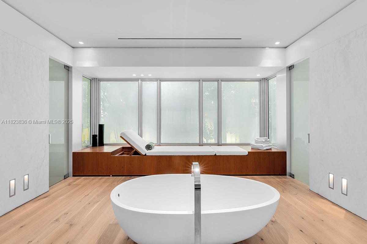 11 La Gorce Cir Miami Beach, FL 33141