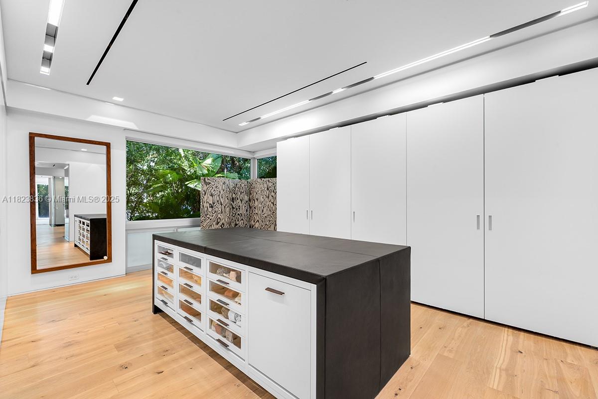 11 La Gorce Cir Miami Beach, FL 33141