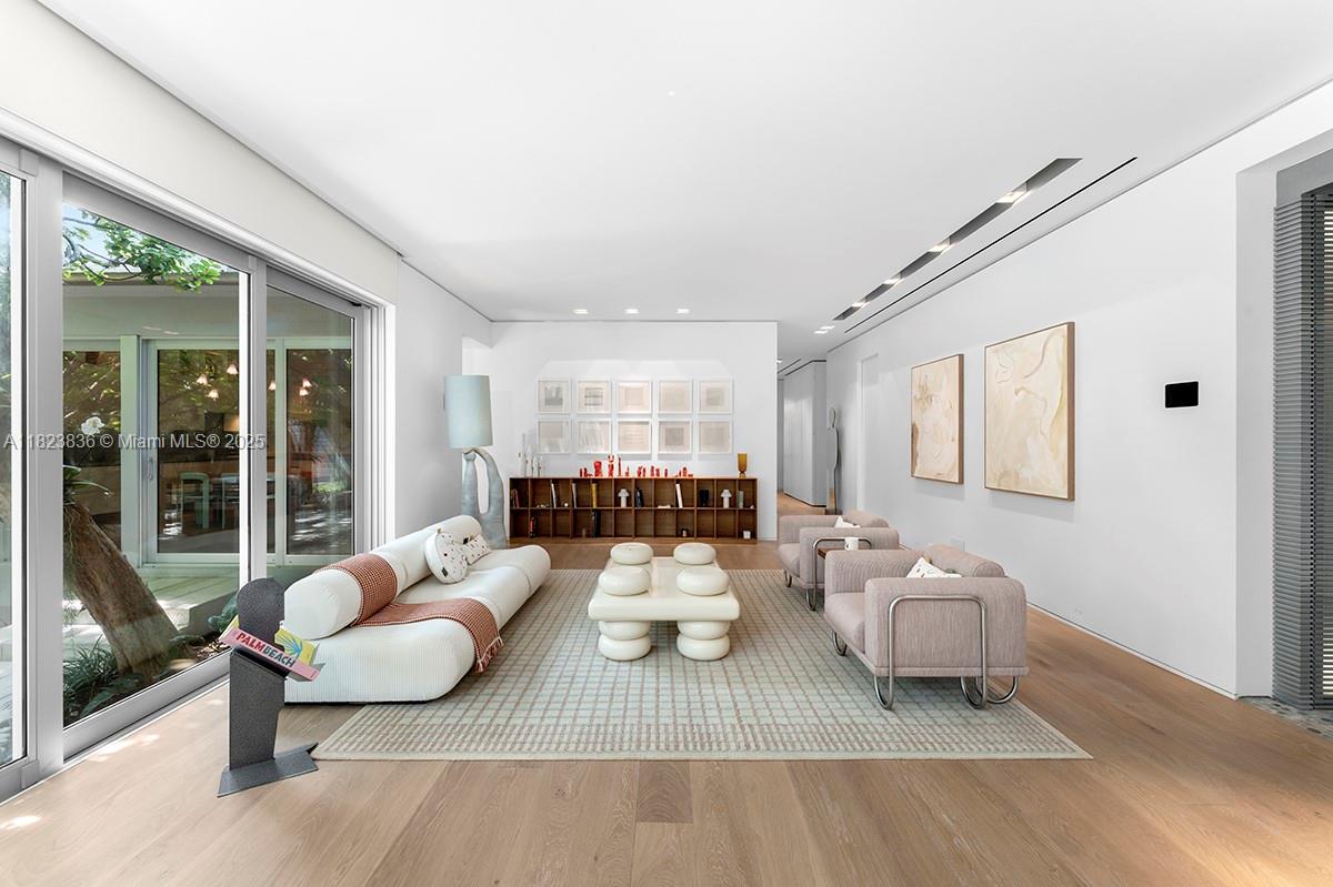 11 La Gorce Cir Miami Beach, FL 33141