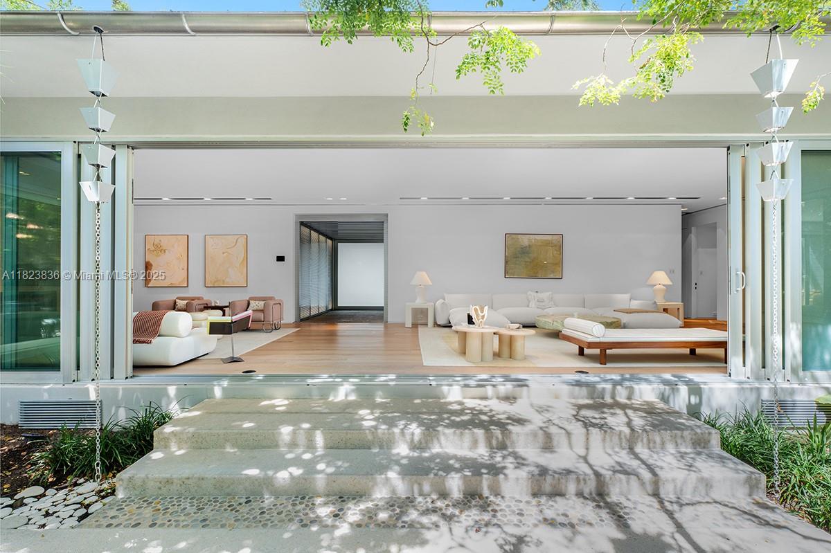 11 La Gorce Cir Miami Beach, FL 33141