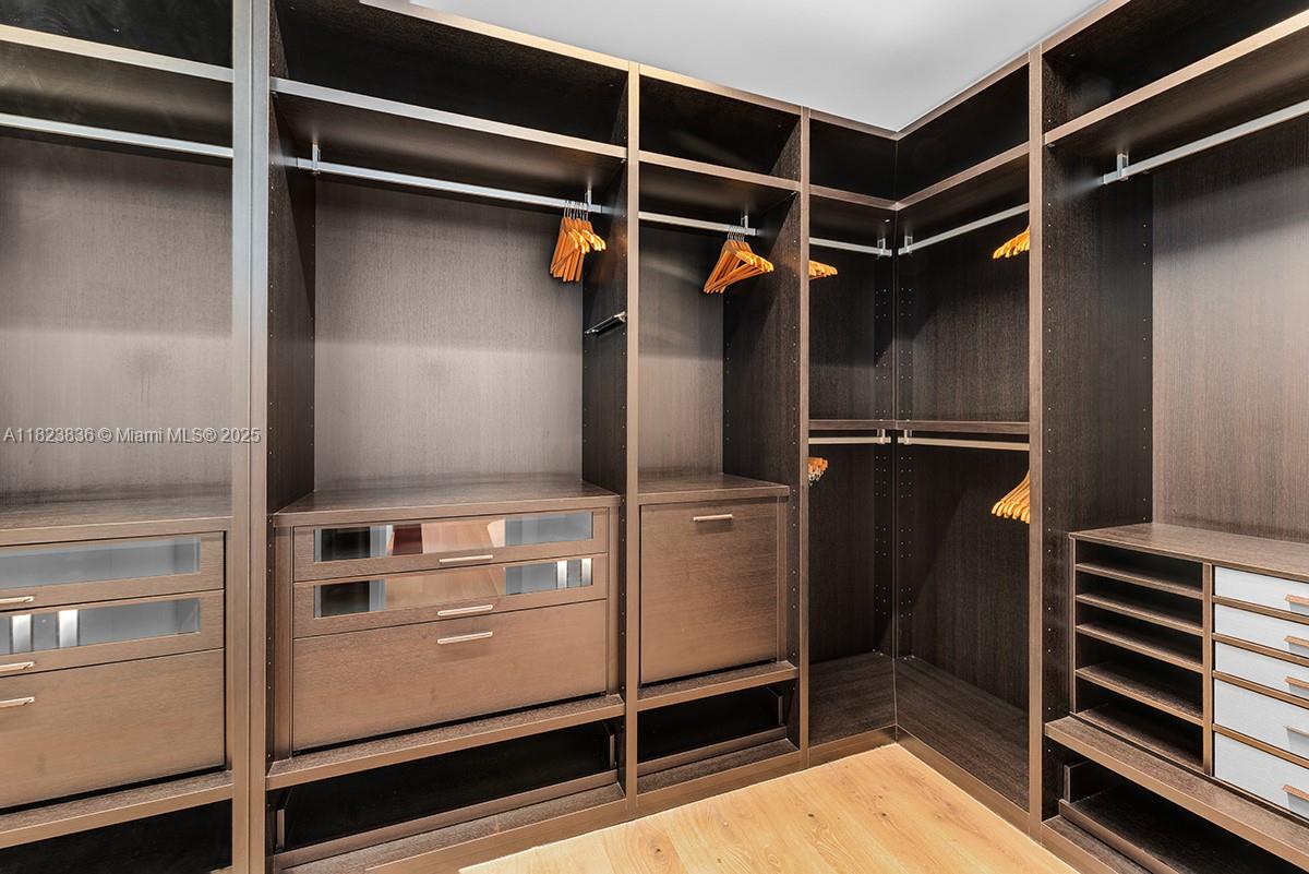 11 La Gorce Cir Miami Beach, FL 33141