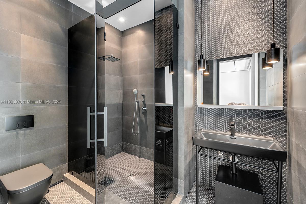 11 La Gorce Cir Miami Beach, FL 33141