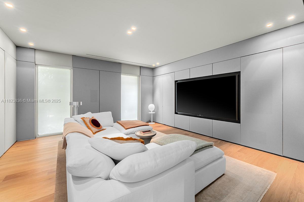 11 La Gorce Cir Miami Beach, FL 33141