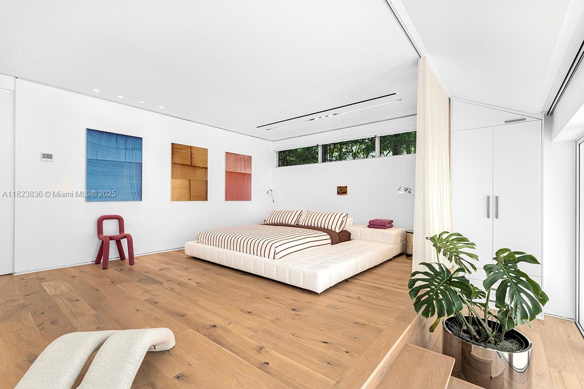 11 La Gorce Cir Miami Beach, FL 33141