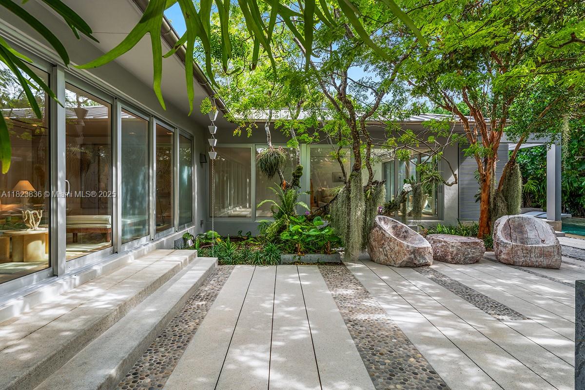 11 La Gorce Cir Miami Beach, FL 33141