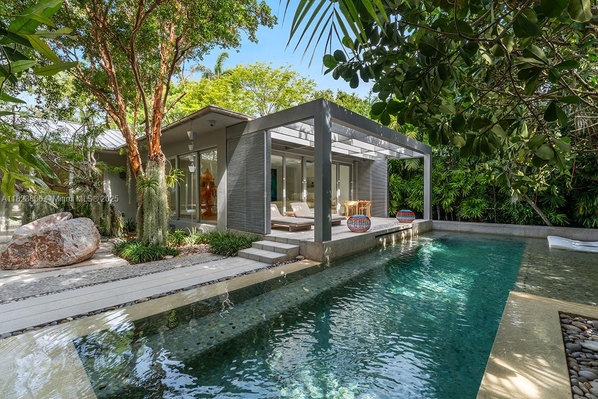 11 La Gorce Cir Miami Beach, FL 33141