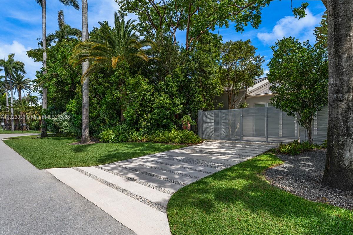 11 La Gorce Cir Miami Beach, FL 33141