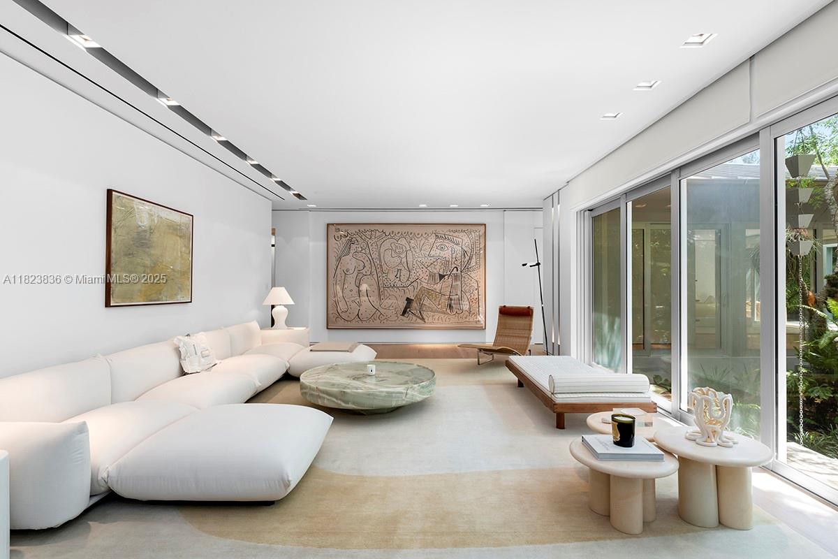 11 La Gorce Cir Miami Beach, FL 33141