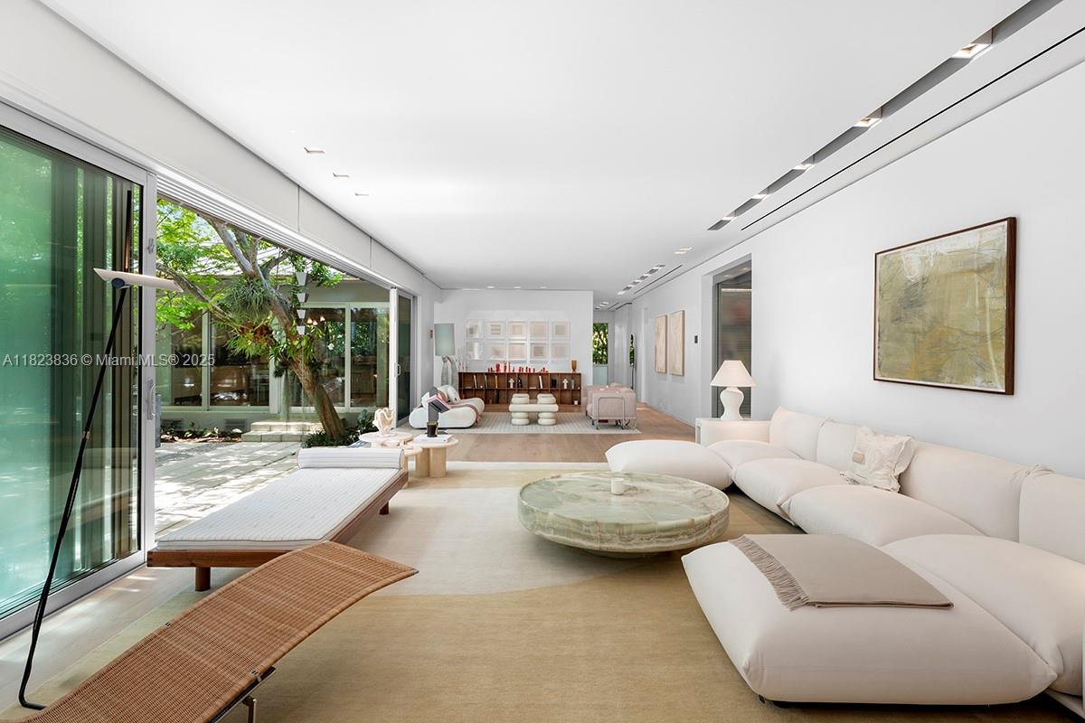 11 La Gorce Cir Miami Beach, FL 33141