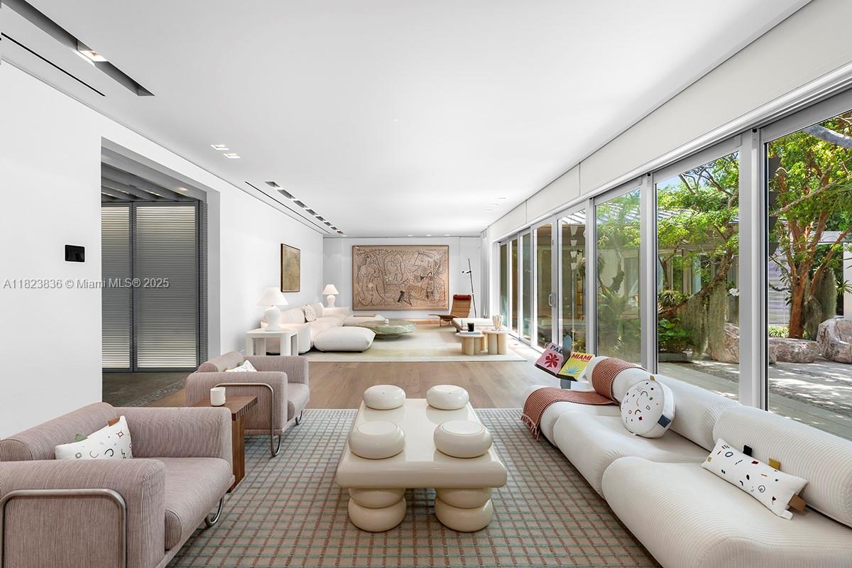 11 La Gorce Cir Miami Beach, FL 33141