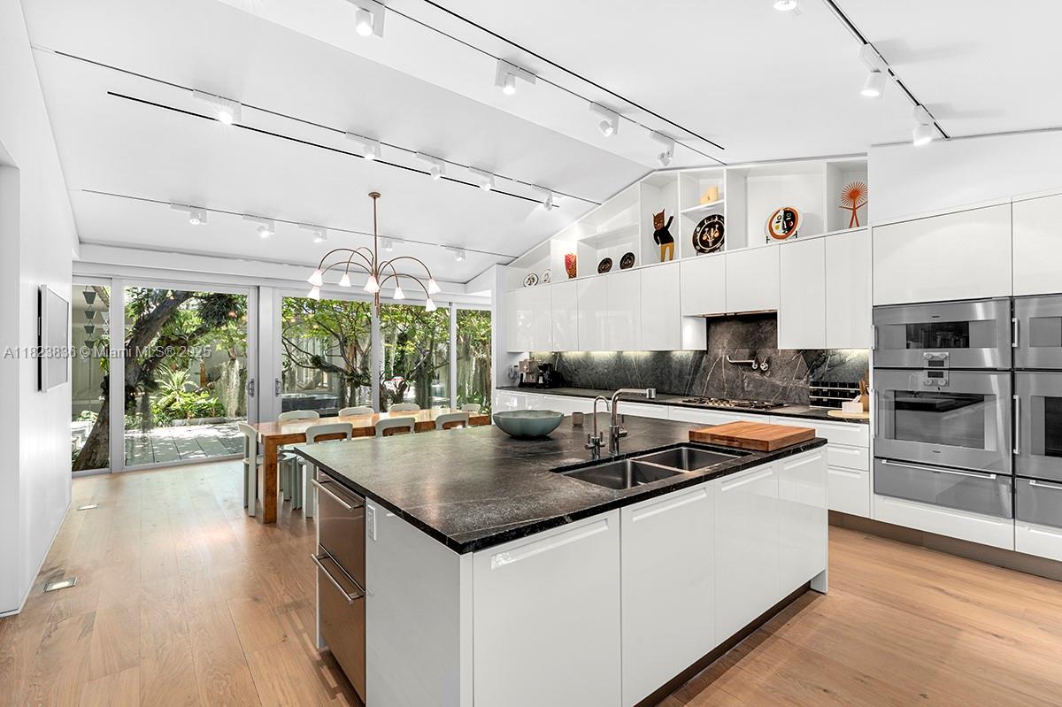 11 La Gorce Cir Miami Beach, FL 33141