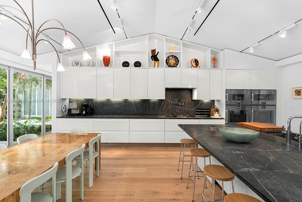 11 La Gorce Cir Miami Beach, FL 33141