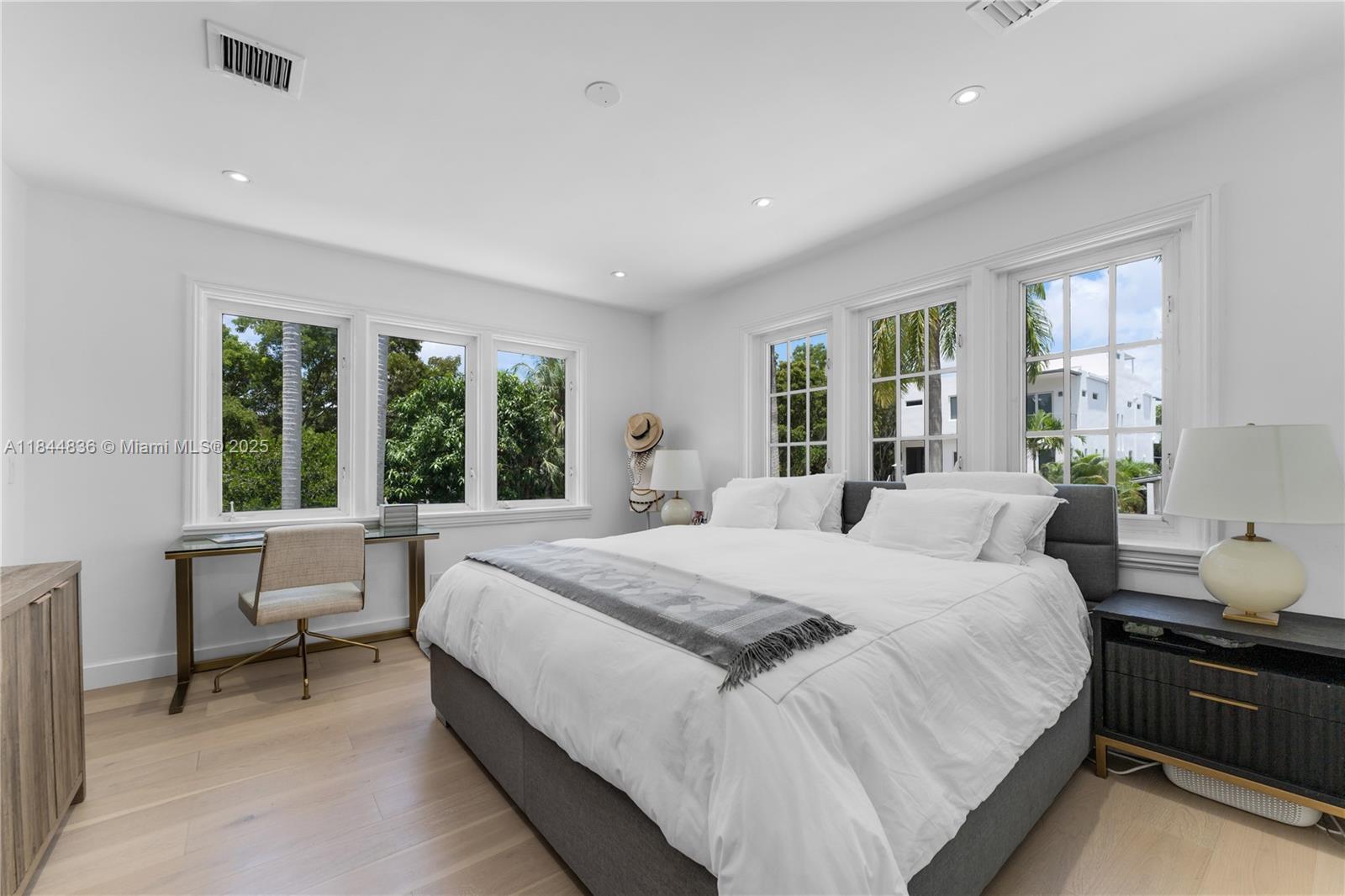 1826 Fairhaven Pl Miami, FL 33133