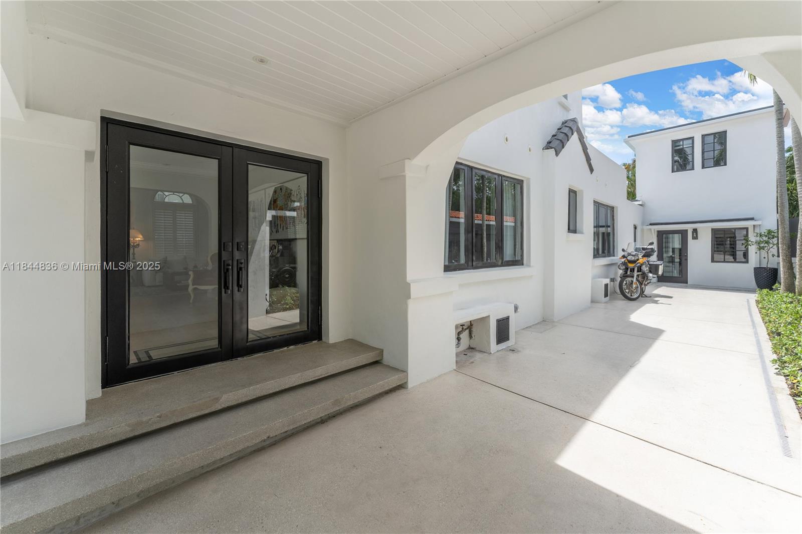 1826 Fairhaven Pl Miami, FL 33133