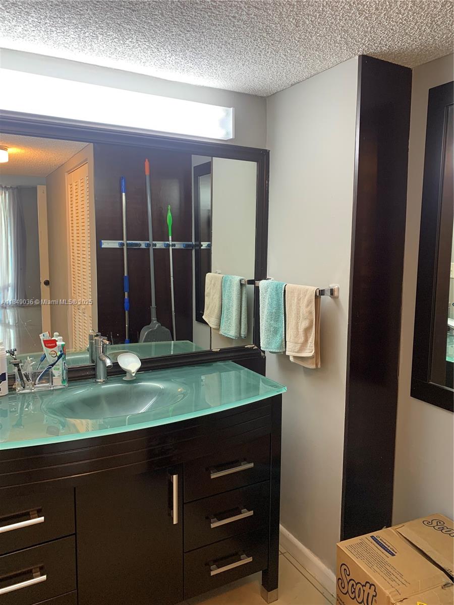 image Winston Towers 600 Condo11