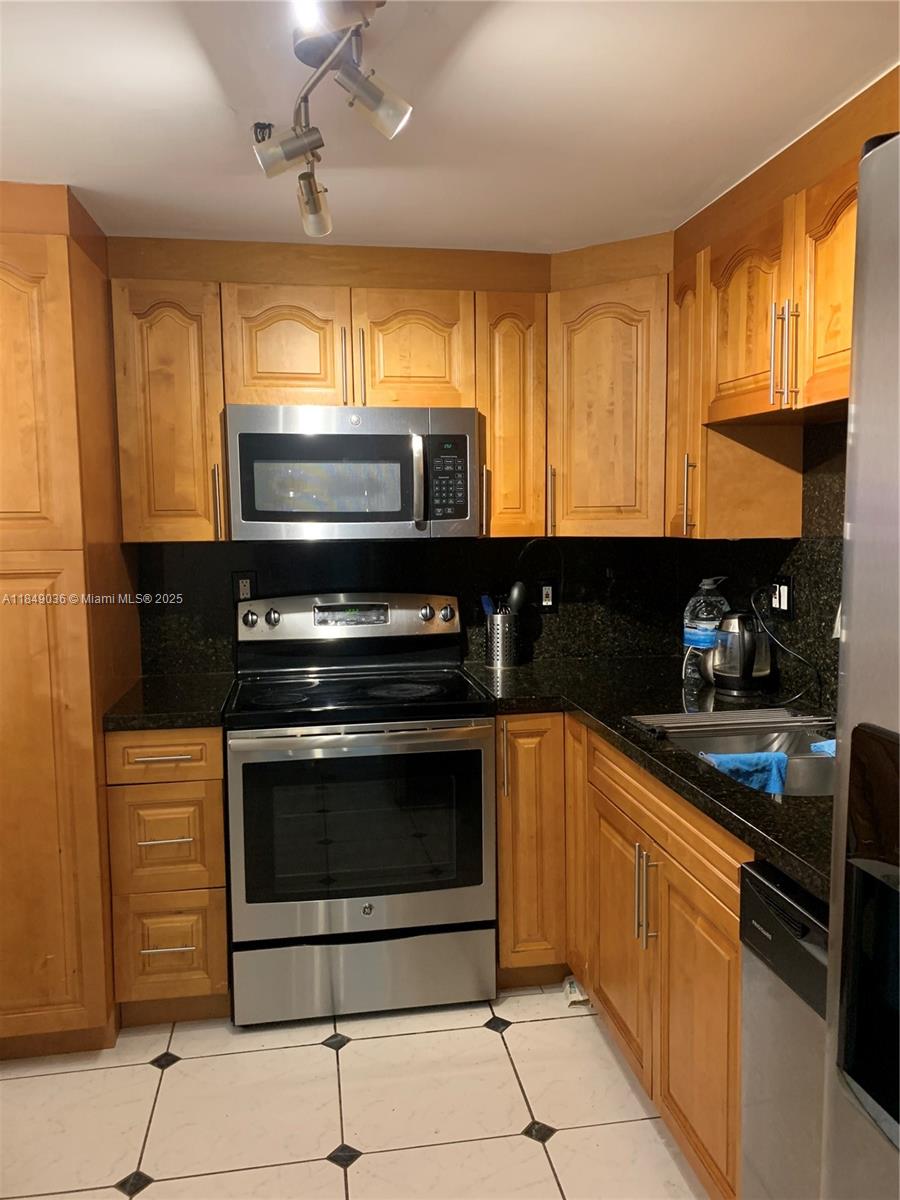 image Winston Towers 600 Condo1