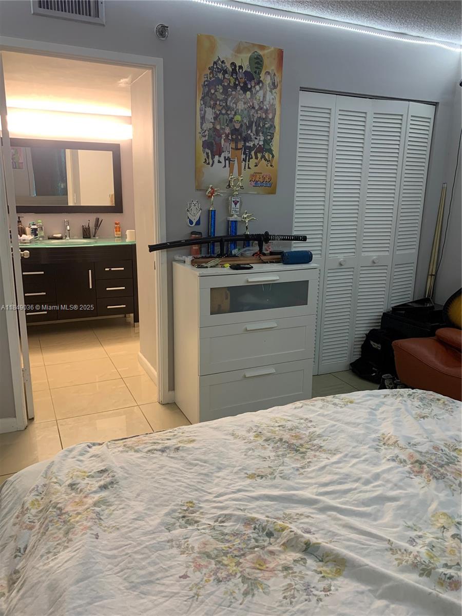 image Winston Towers 600 Condo20