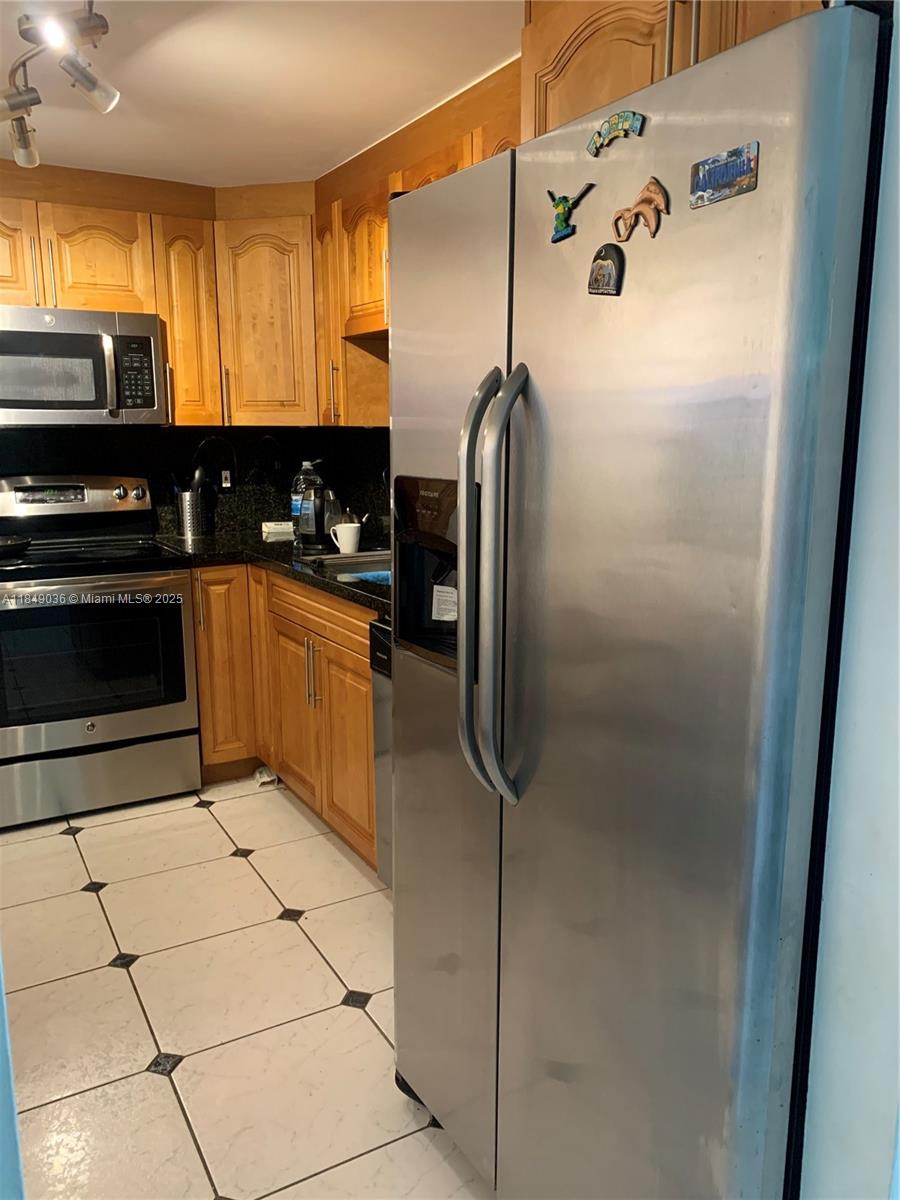 image Winston Towers 600 Condo3
