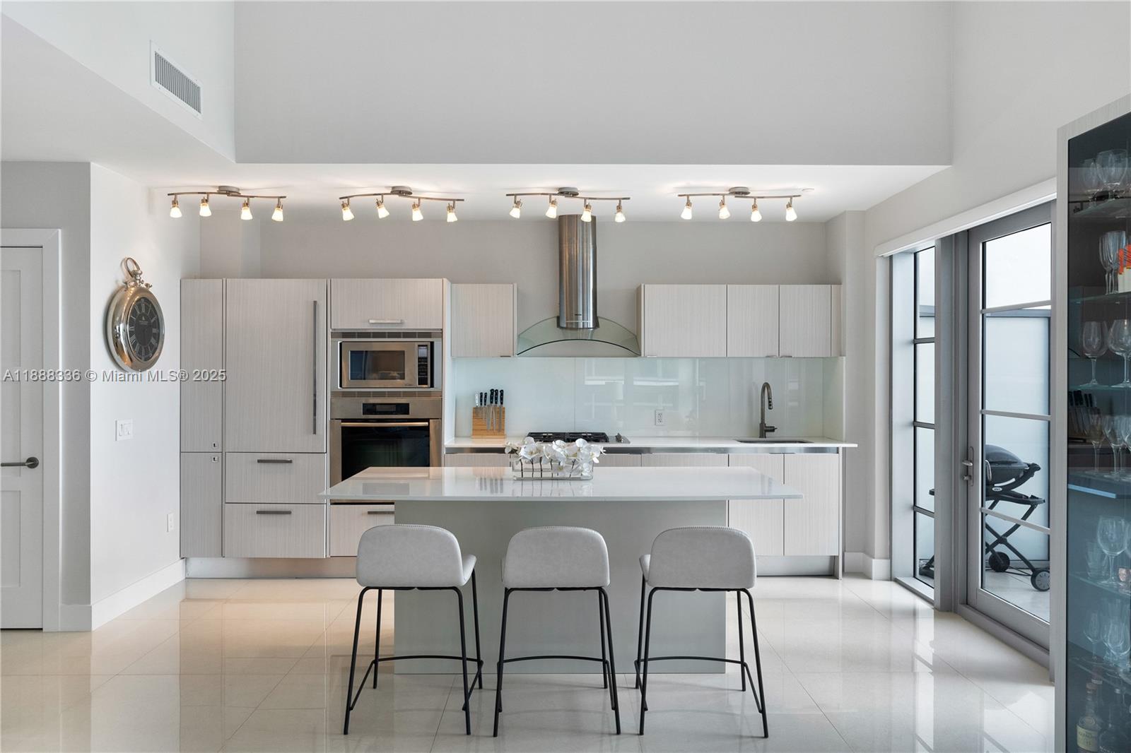 3739 Collins Ave #N-605 Miami Beach, FL 33140