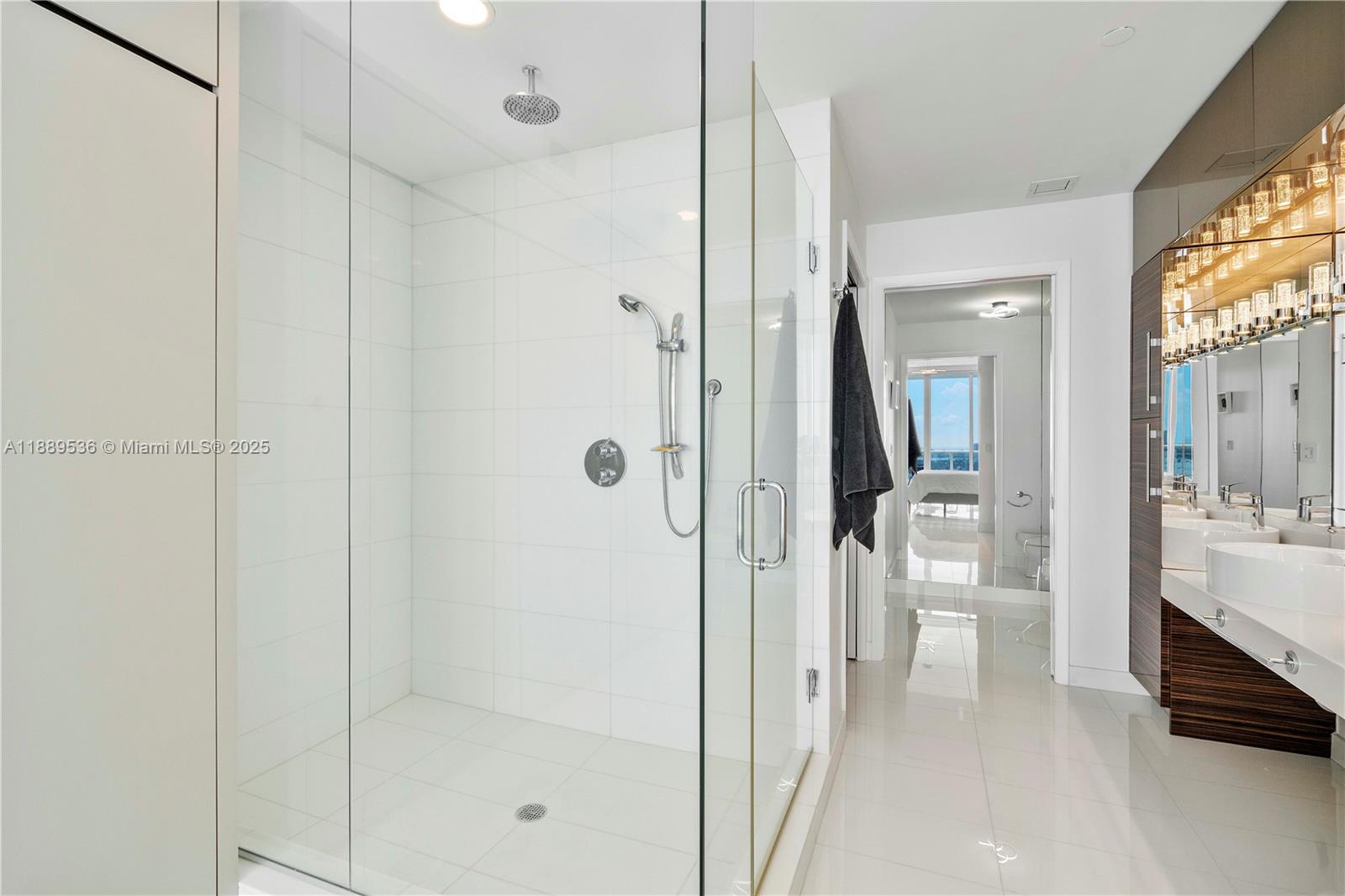 image Paramount Bay11