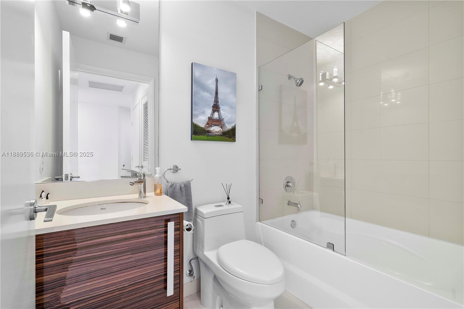 image Paramount Bay14