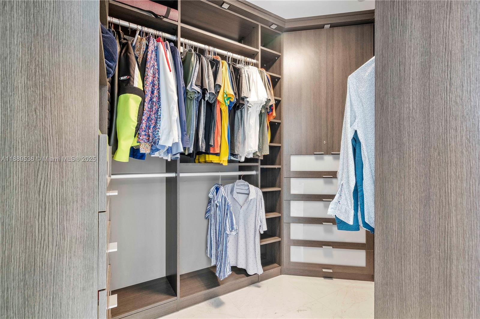 image Paramount Bay24