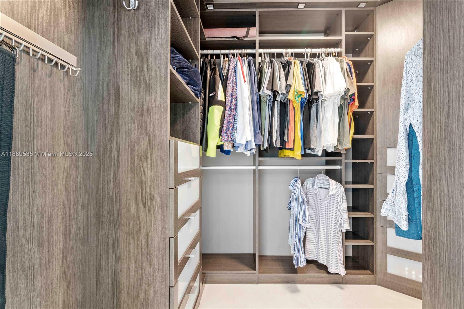 image Paramount Bay25