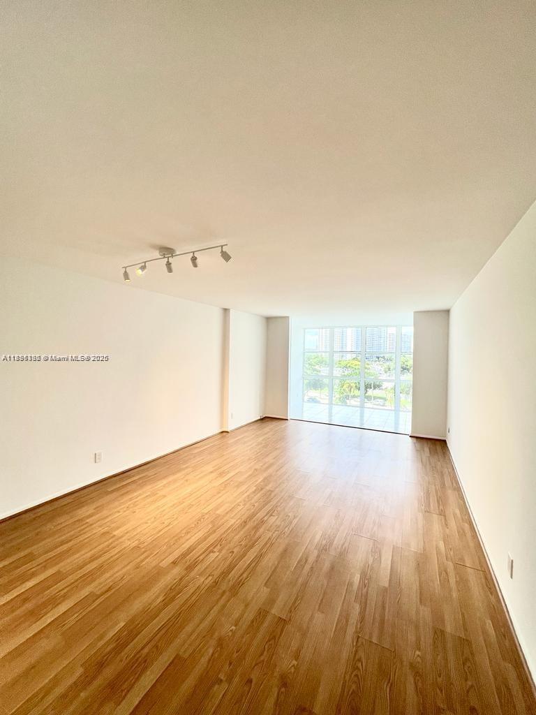 800 Parkview Dr #605