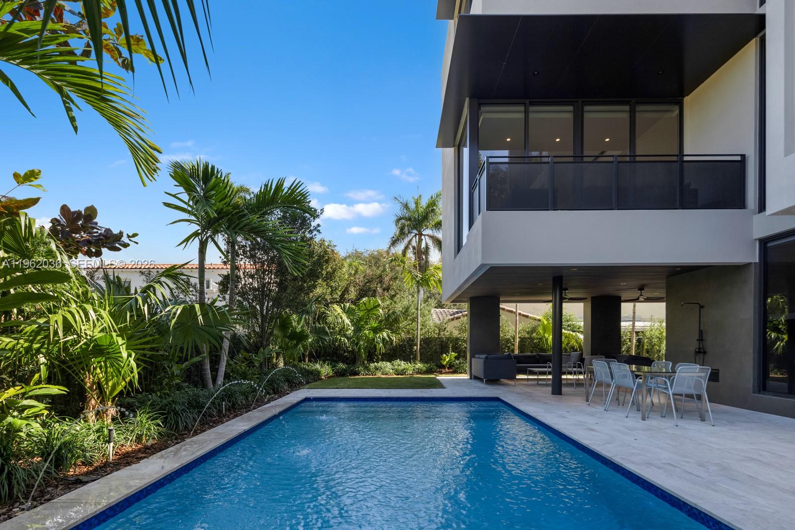 621 W 44th St Miami Beach, FL 33140