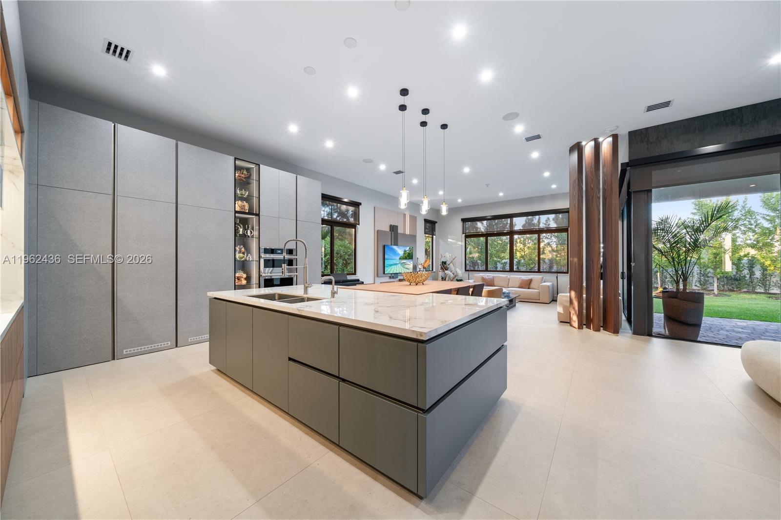 7387 SW 74th Ln Miami, FL 33143