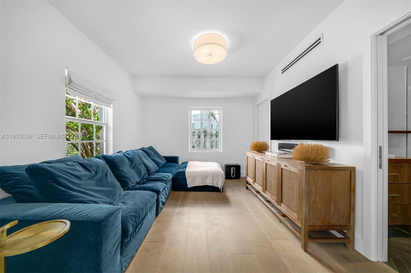 939 W 47th Ct Miami Beach, FL 33140