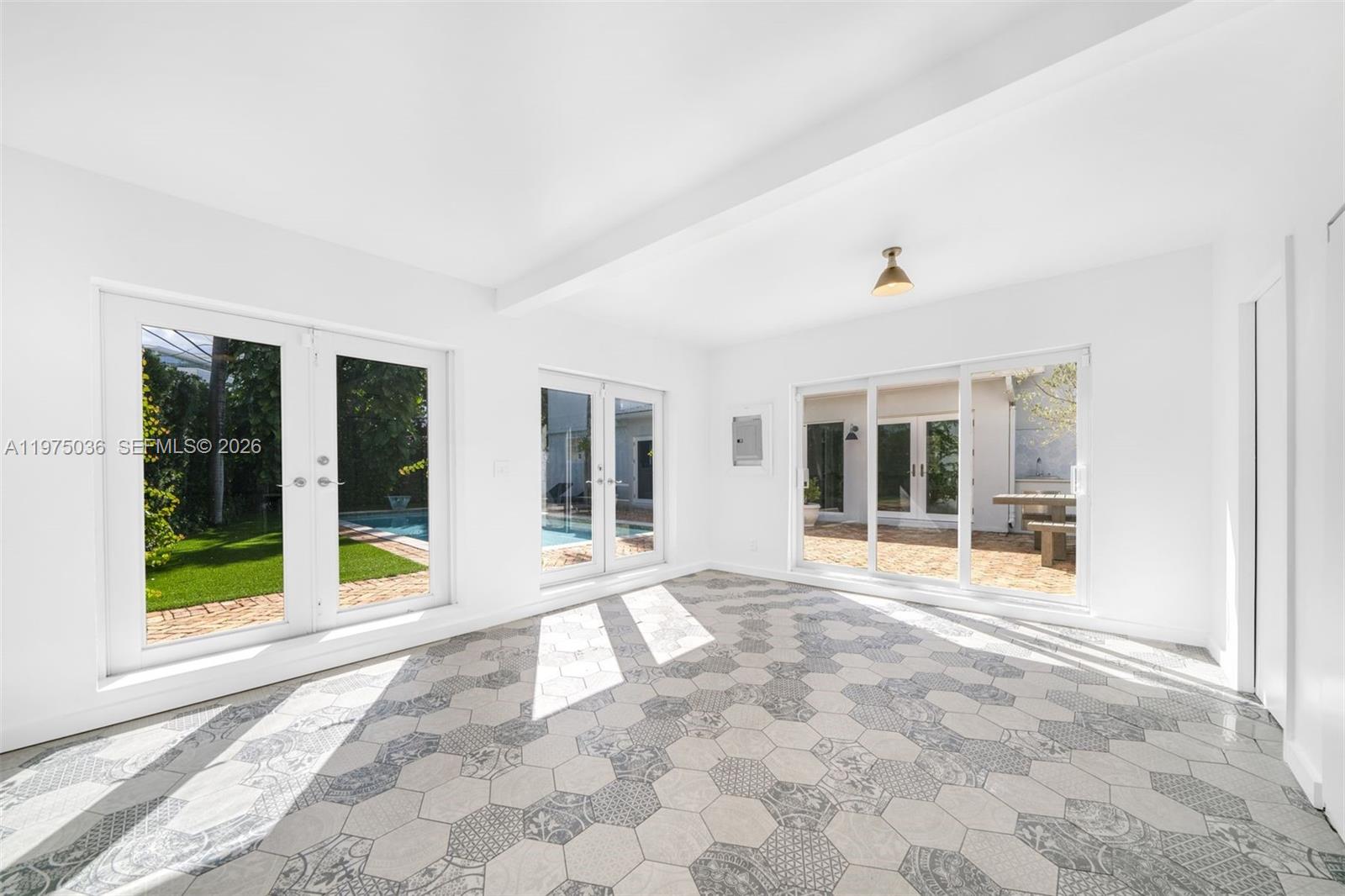 939 W 47th Ct Miami Beach, FL 33140