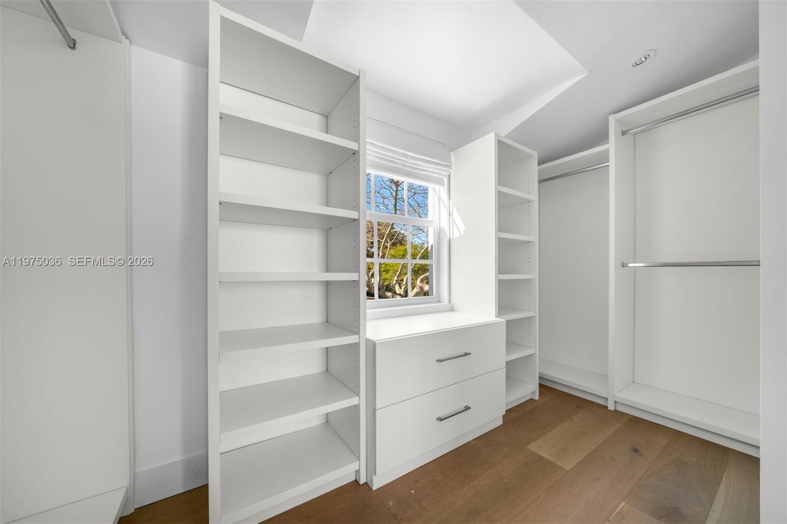 939 W 47th Ct Miami Beach, FL 33140