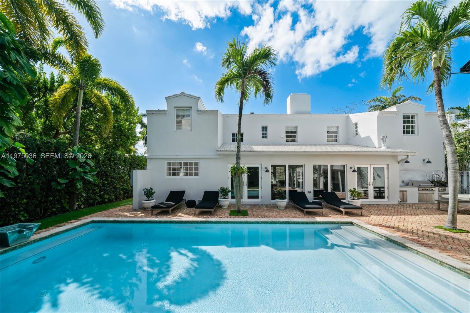 939 W 47th Ct Miami Beach, FL 33140