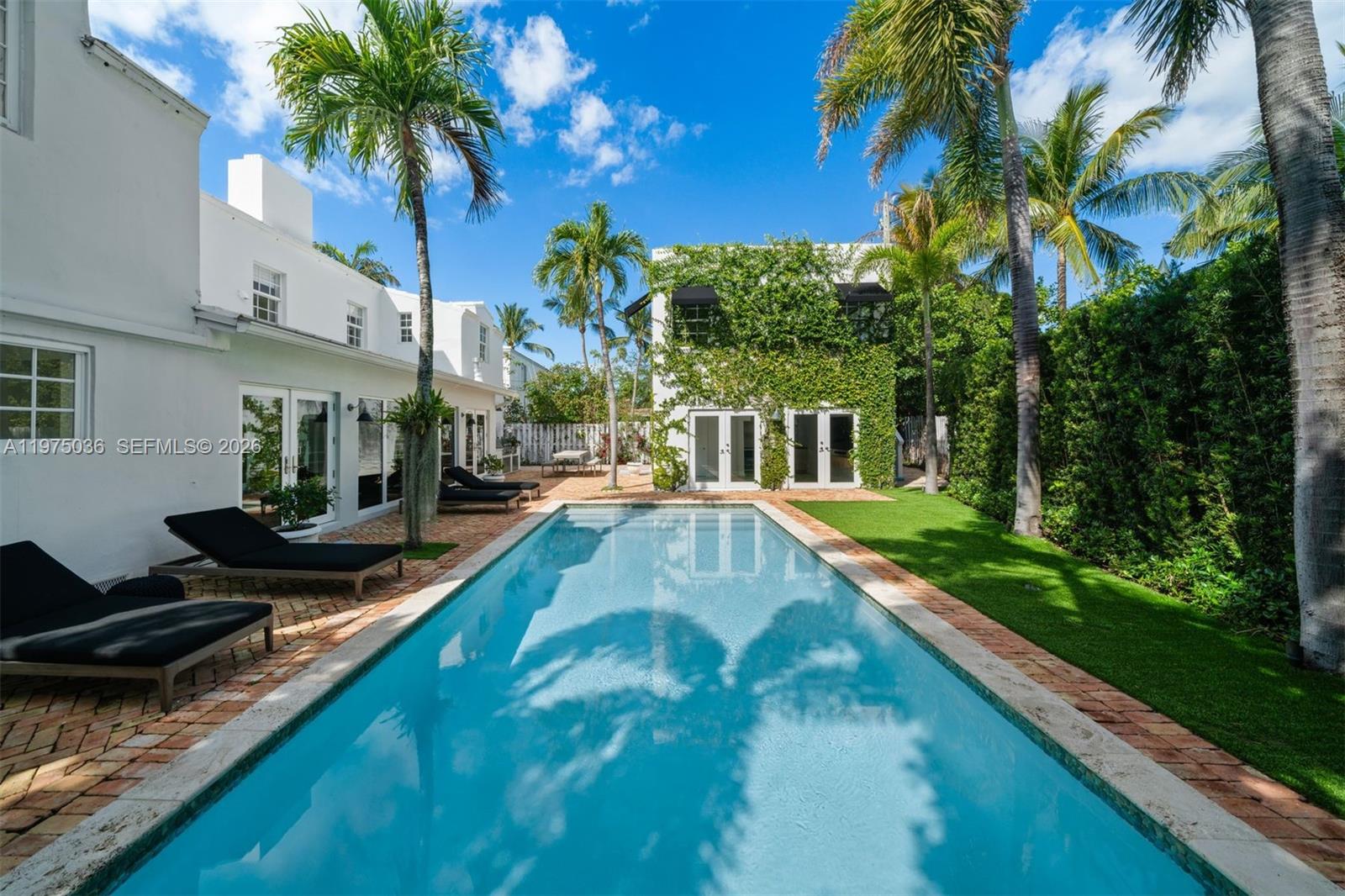 939 W 47th Ct Miami Beach, FL 33140