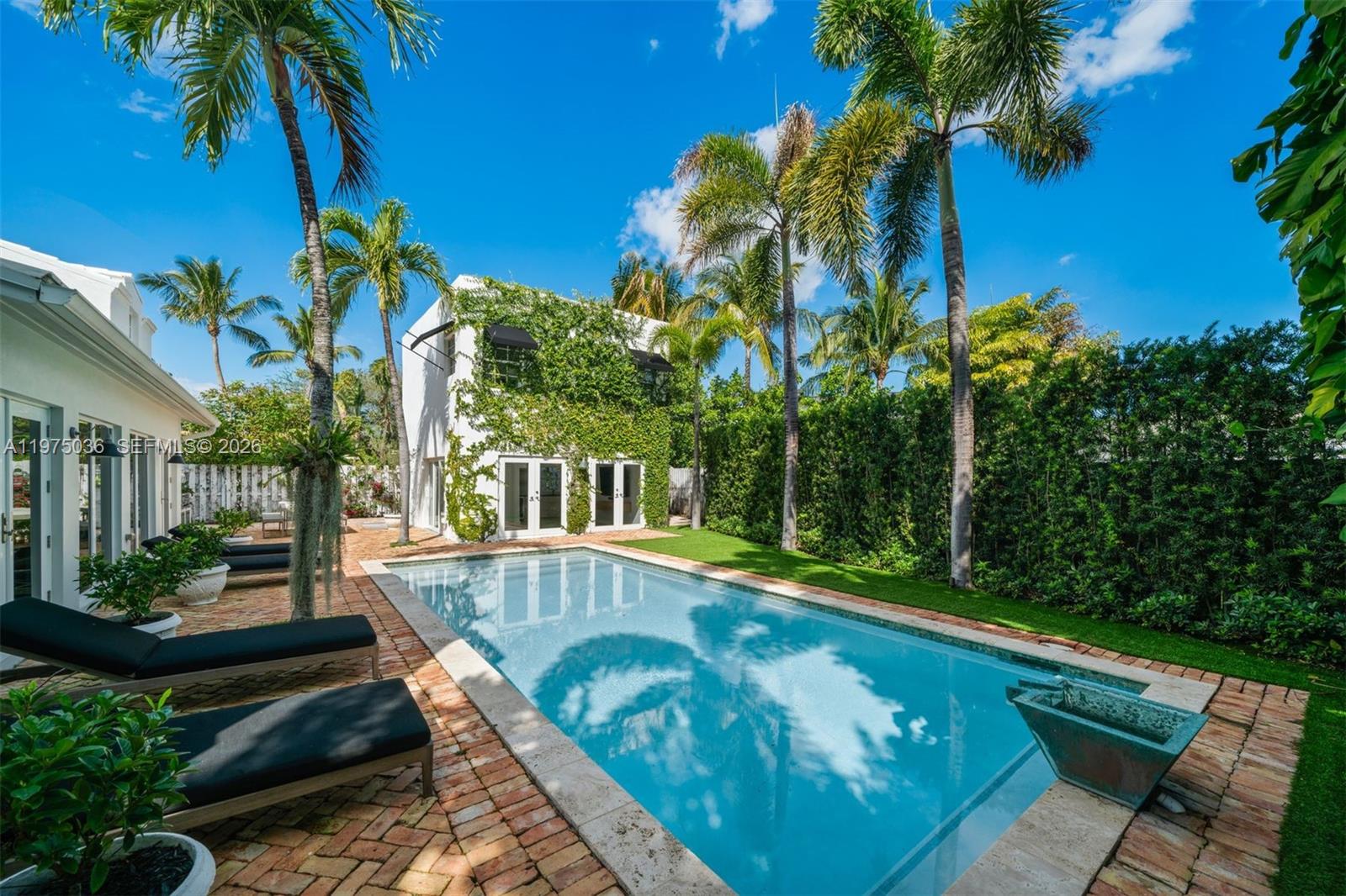 939 W 47th Ct Miami Beach, FL 33140