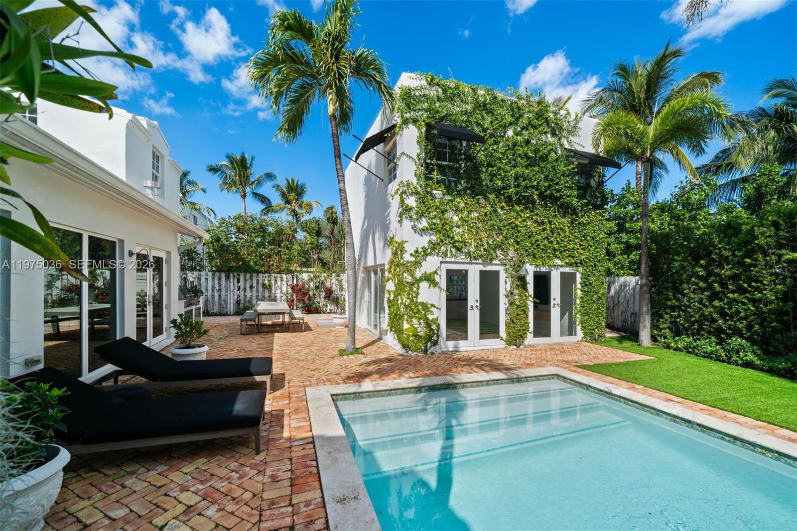 939 W 47th Ct Miami Beach, FL 33140