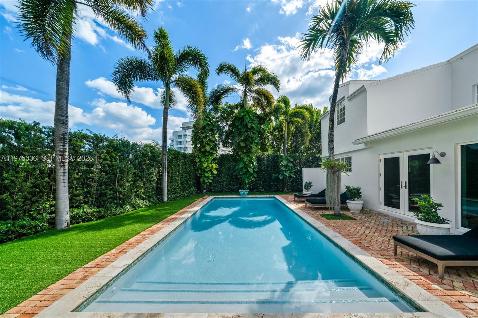 939 W 47th Ct Miami Beach, FL 33140