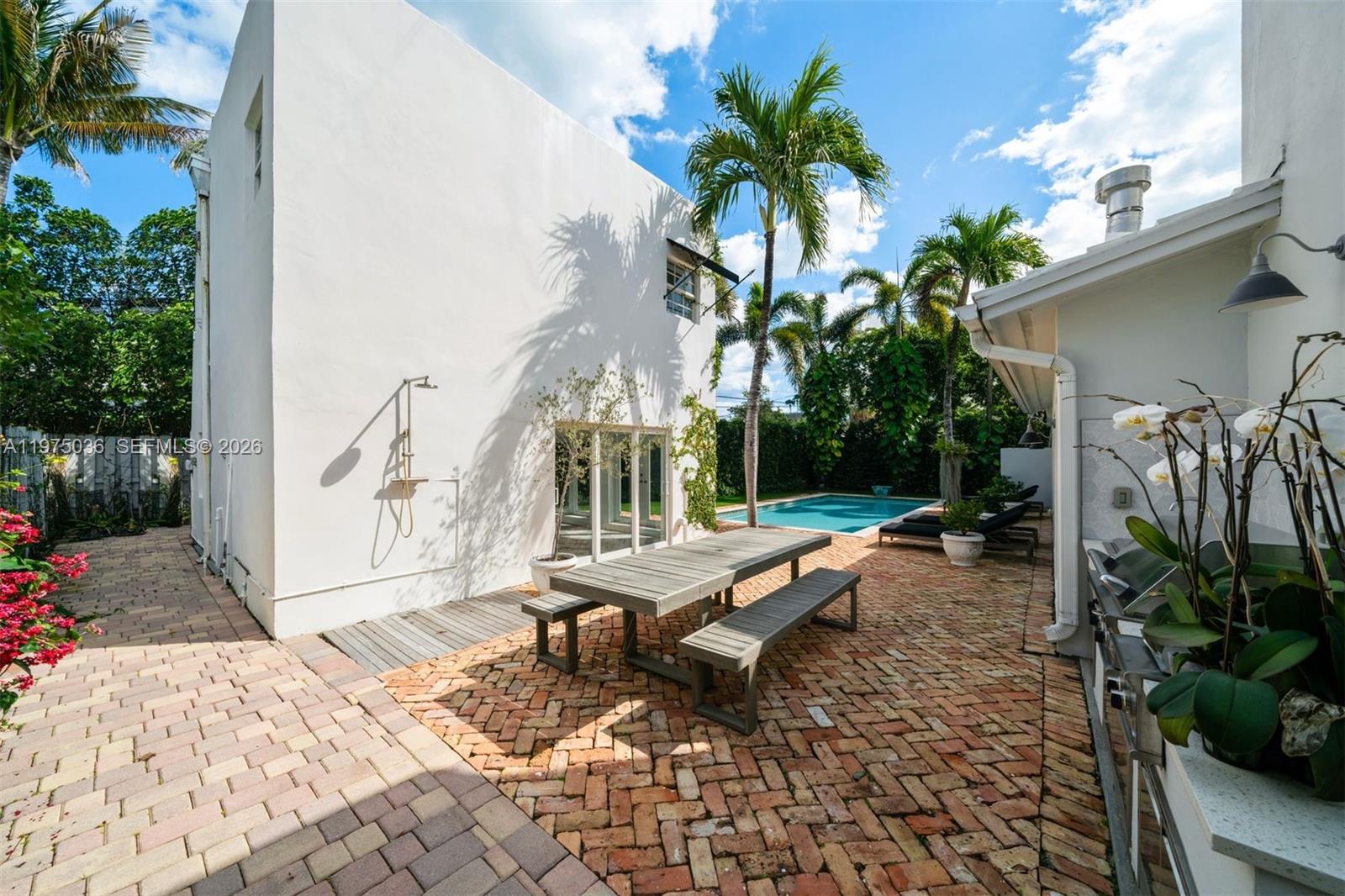 939 W 47th Ct Miami Beach, FL 33140