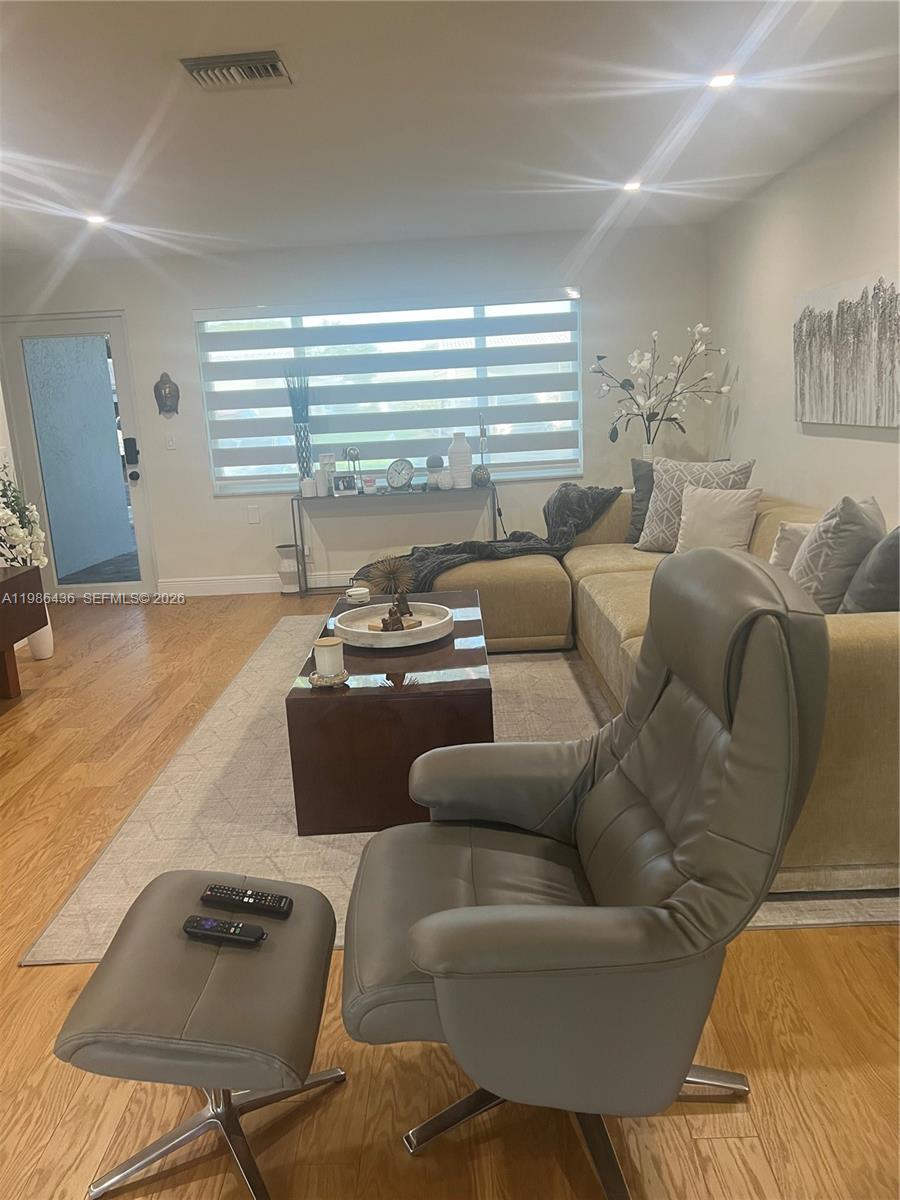 8221 NW 14th St Plantation, FL 33322