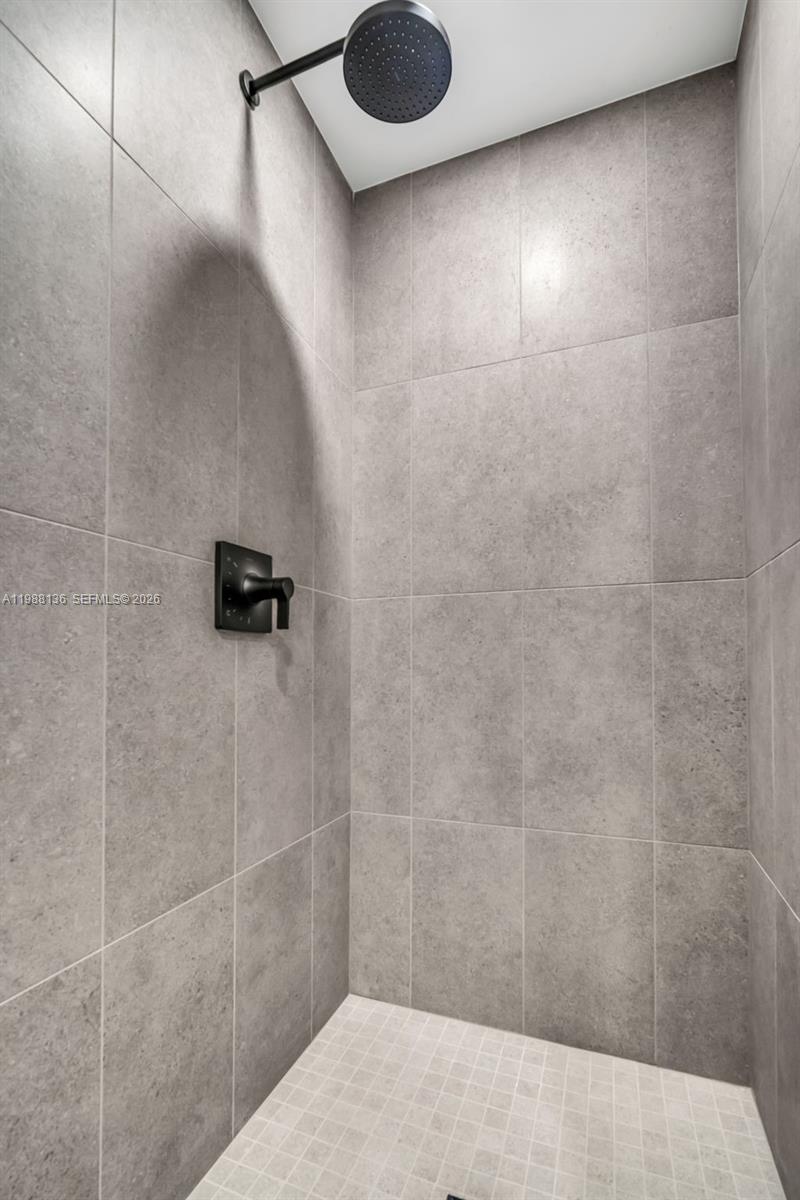 121 NE 5th St #902 Miami, FL 33132