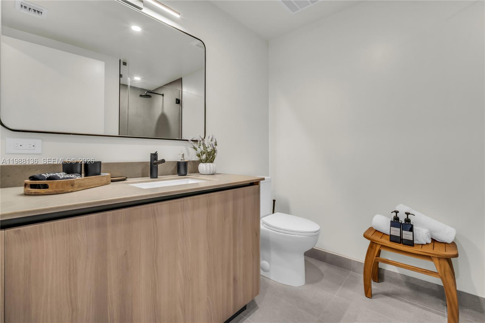 121 NE 5th St #902 Miami, FL 33132