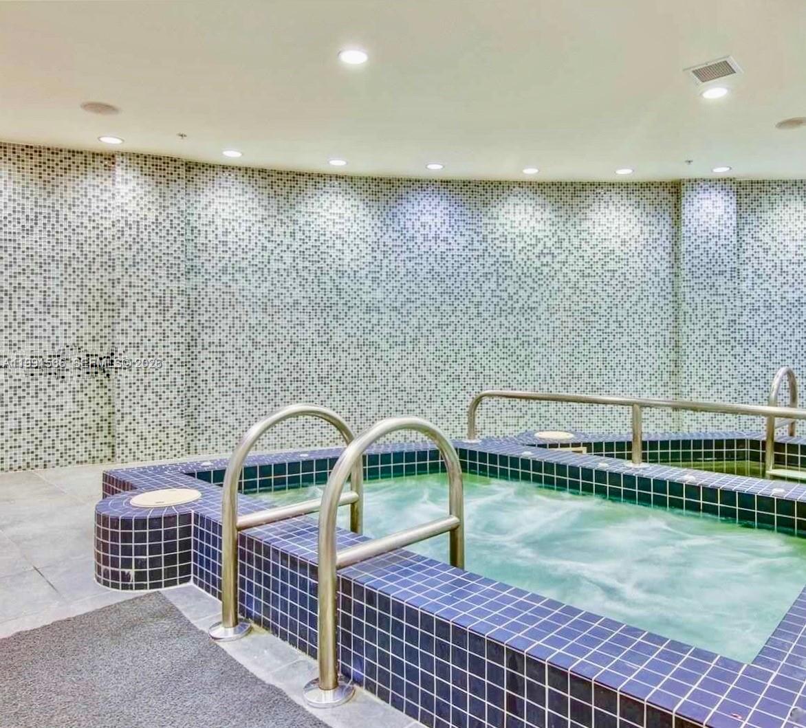 image Vizcayne North36