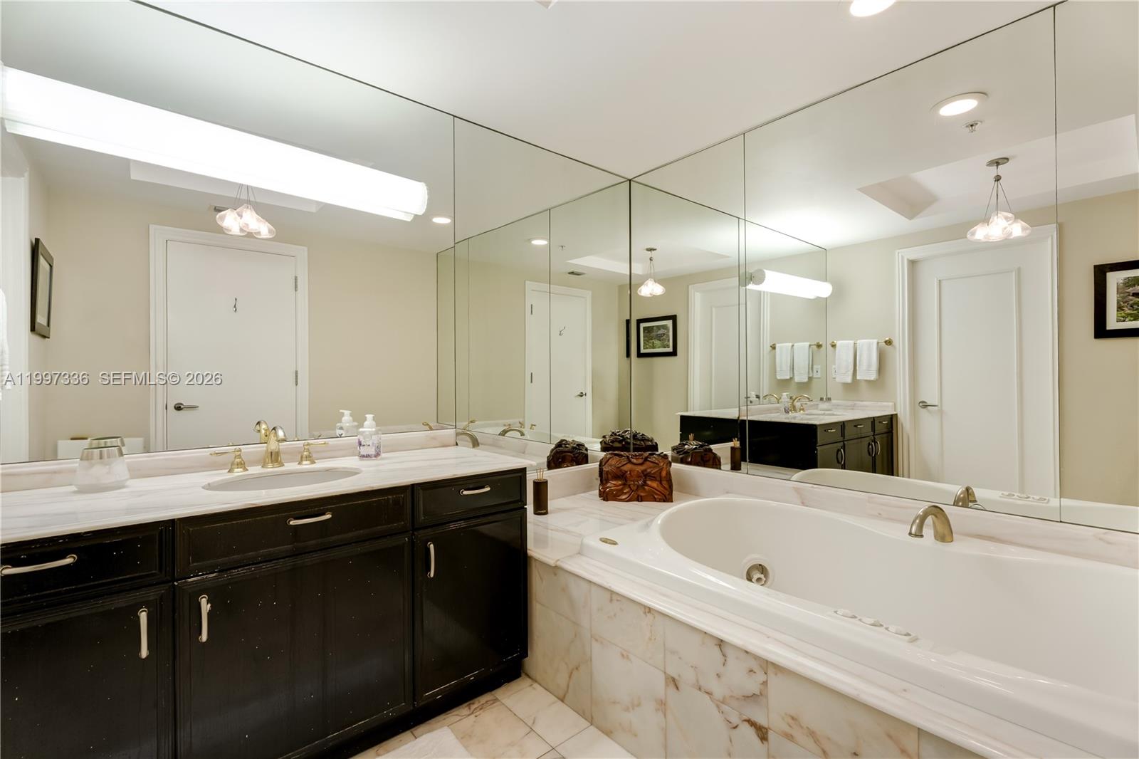 image Grand Bay Residences17